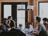 Photographie d'illustration — personnes au travail dans un bureau partagé