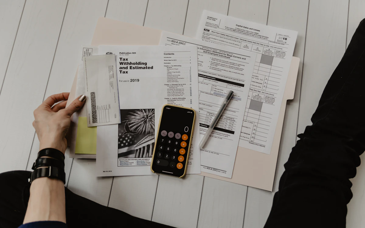 Photographie d'illustration — documents de travail sur un bureau