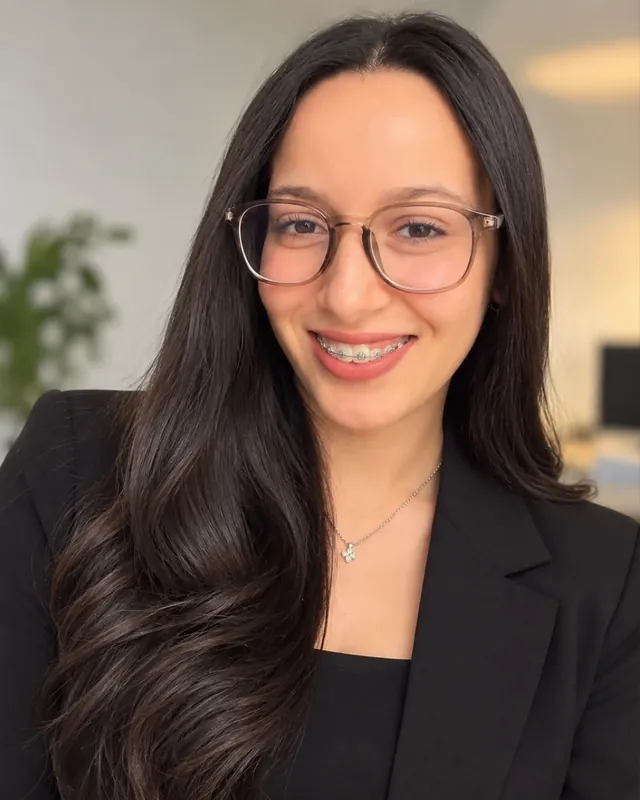 Portrait de Marwa Abiadh, comptable chez HKS