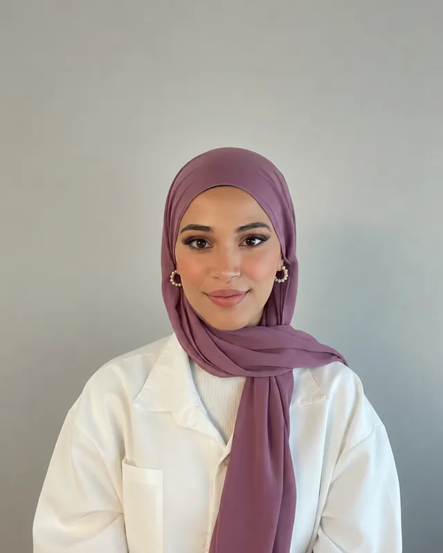 Portrait de Sirine Zakraoui, responsable paie et RH chez HKS